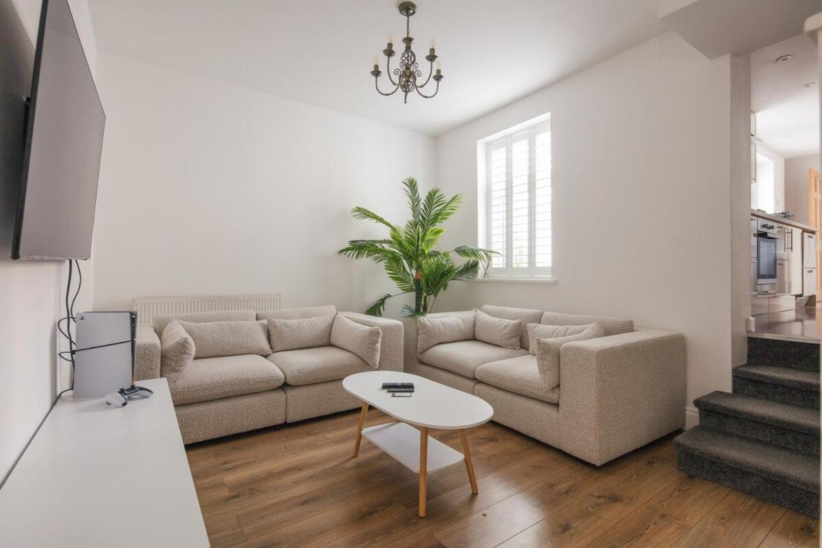Spacious 3 Bedroom Home With Ps5 And Pool Table Near O2 Arena Canary Wharf And Elizabeth Line To Central Londres Exterior foto