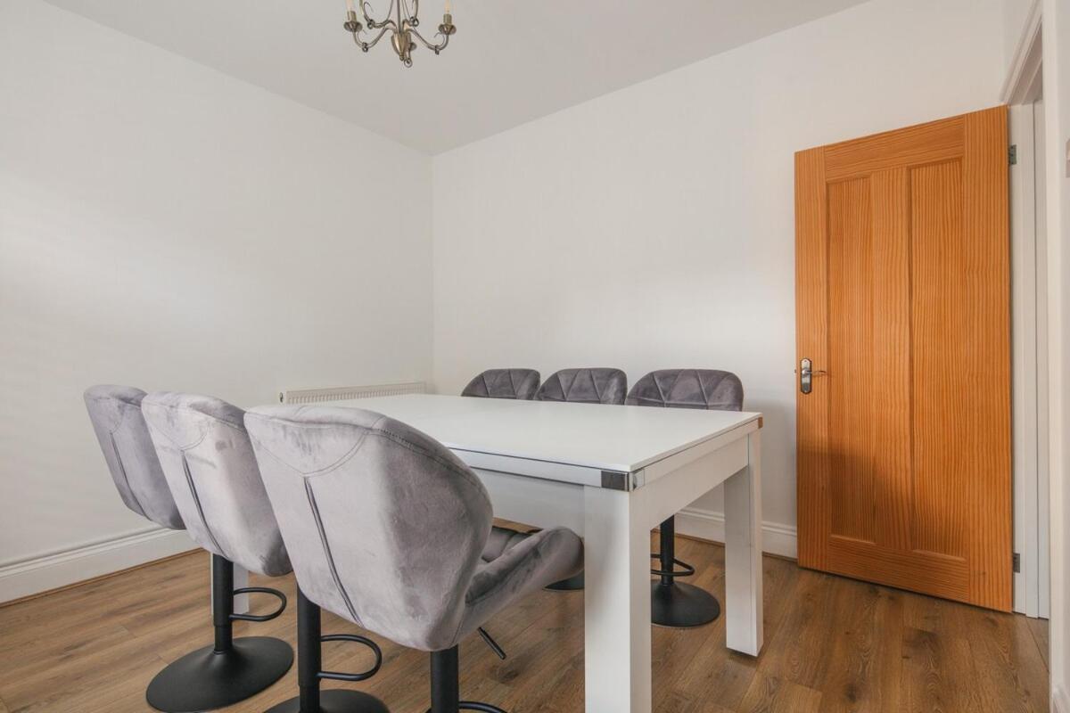 Spacious 3 Bedroom Home With Ps5 And Pool Table Near O2 Arena Canary Wharf And Elizabeth Line To Central Londres Exterior foto