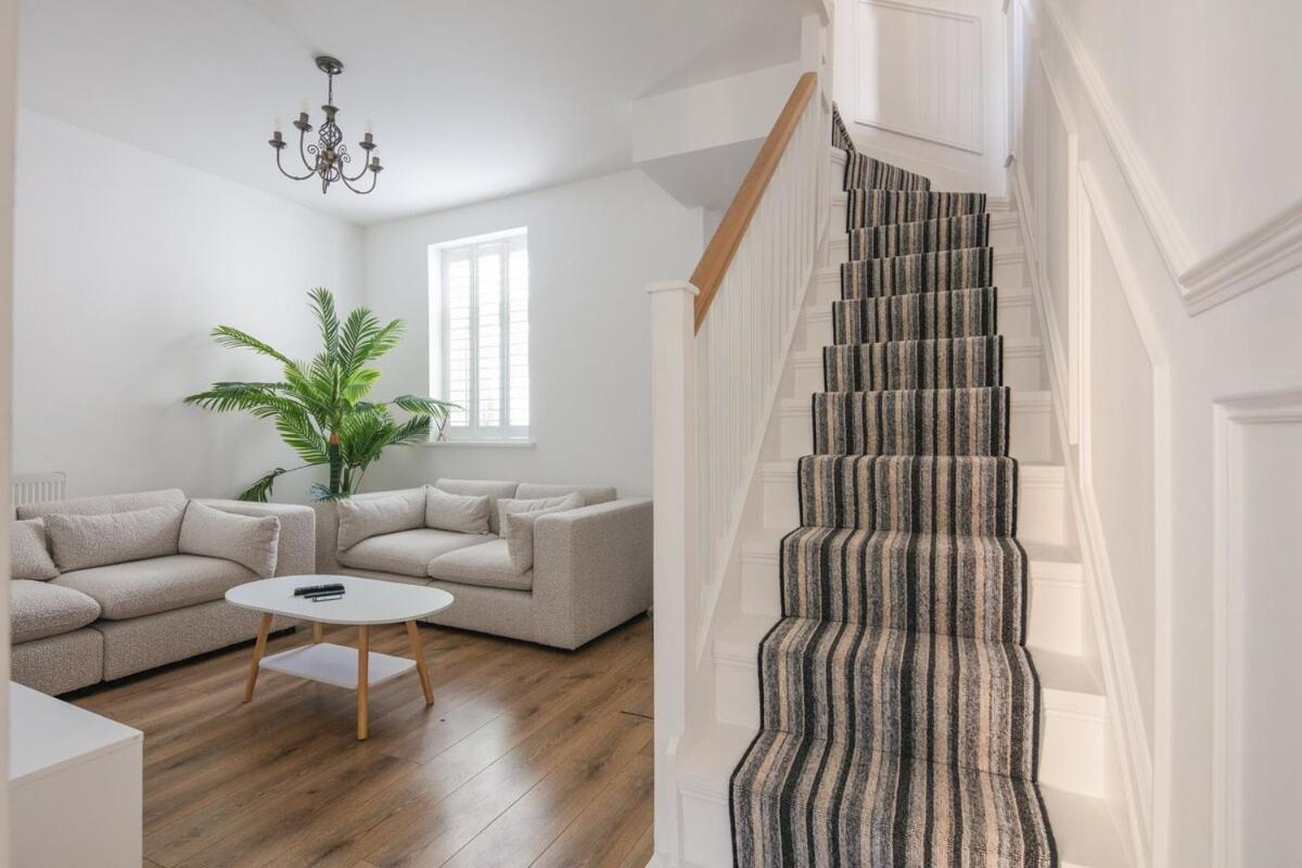 Spacious 3 Bedroom Home With Ps5 And Pool Table Near O2 Arena Canary Wharf And Elizabeth Line To Central Londres Exterior foto