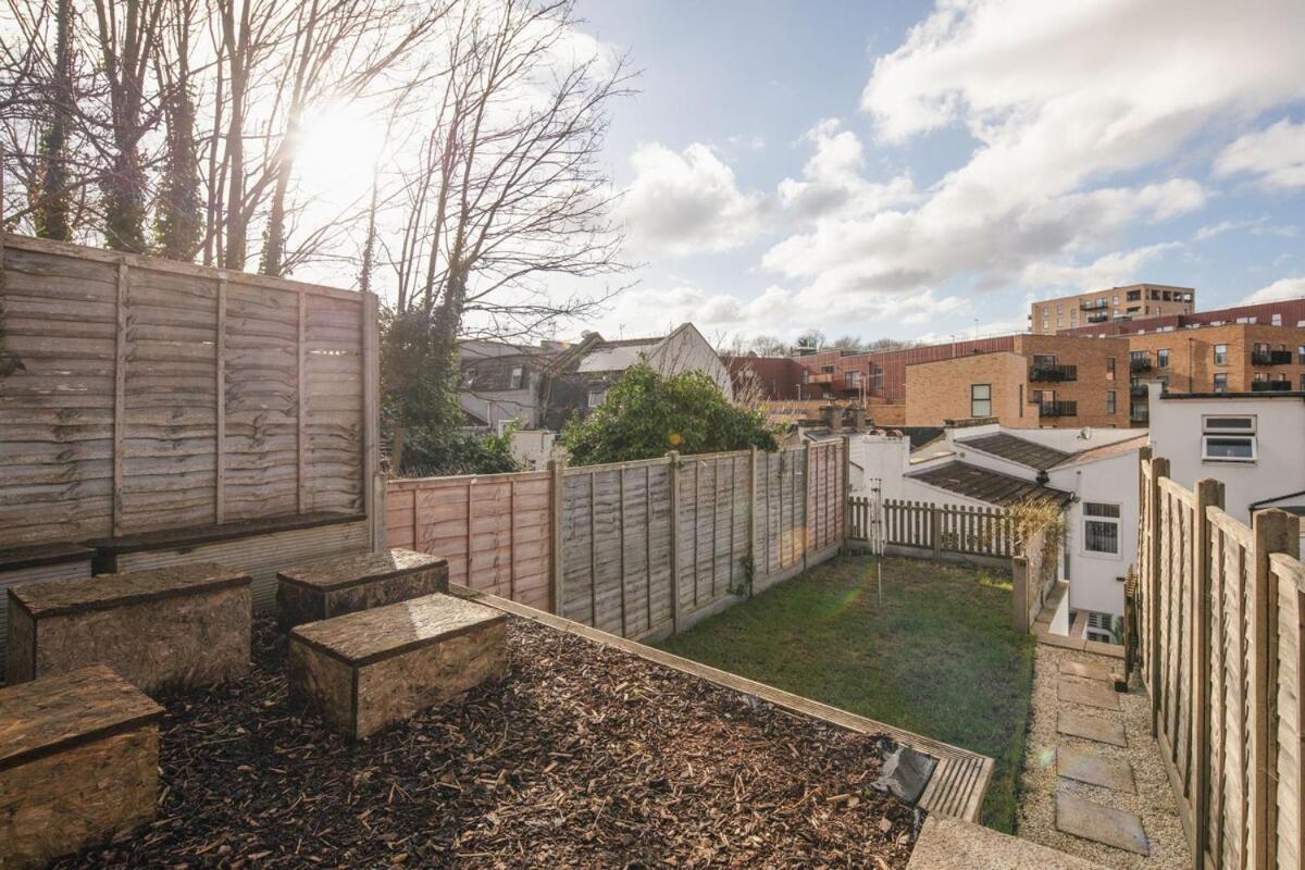Spacious 3 Bedroom Home With Ps5 And Pool Table Near O2 Arena Canary Wharf And Elizabeth Line To Central Londres Exterior foto