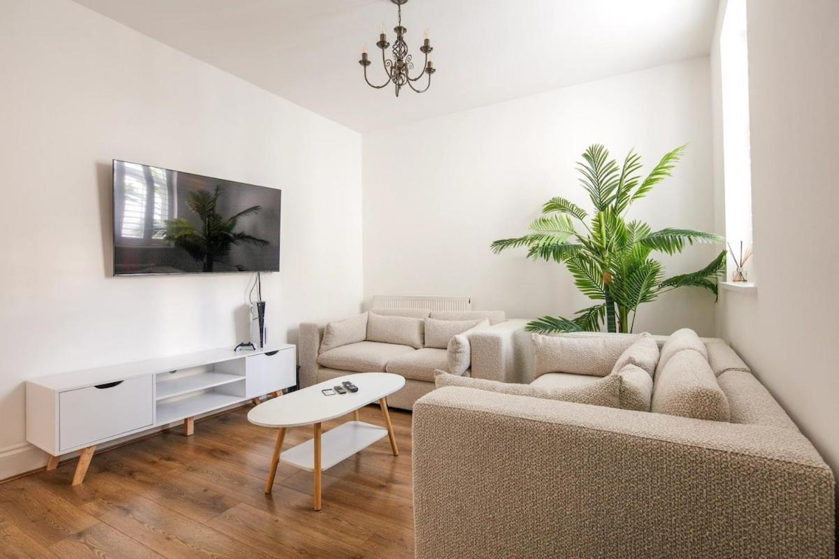 Spacious 3 Bedroom Home With Ps5 And Pool Table Near O2 Arena Canary Wharf And Elizabeth Line To Central Londres Exterior foto